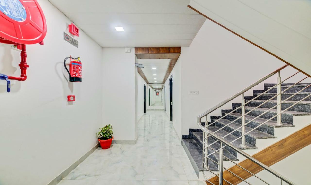 Hotel Nysha Palace Near Igi Airport 뉴델리 외부 사진